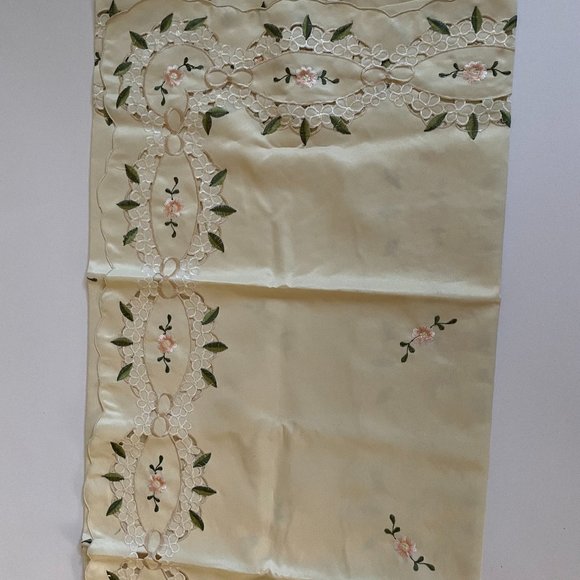 Floral embroidered table cloth - Picture 5 of 12